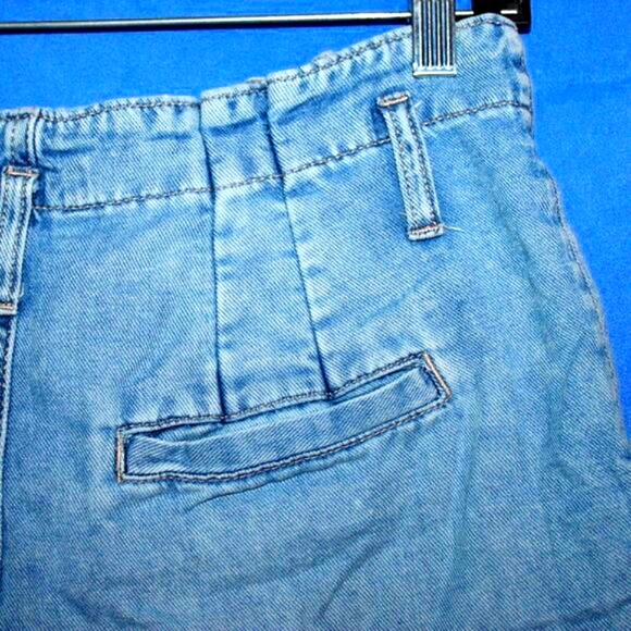 American Eagle High Rise Denim Shorts - Women's Size 4 - Light Wash - Mom Shorts - Picture 6 of 8